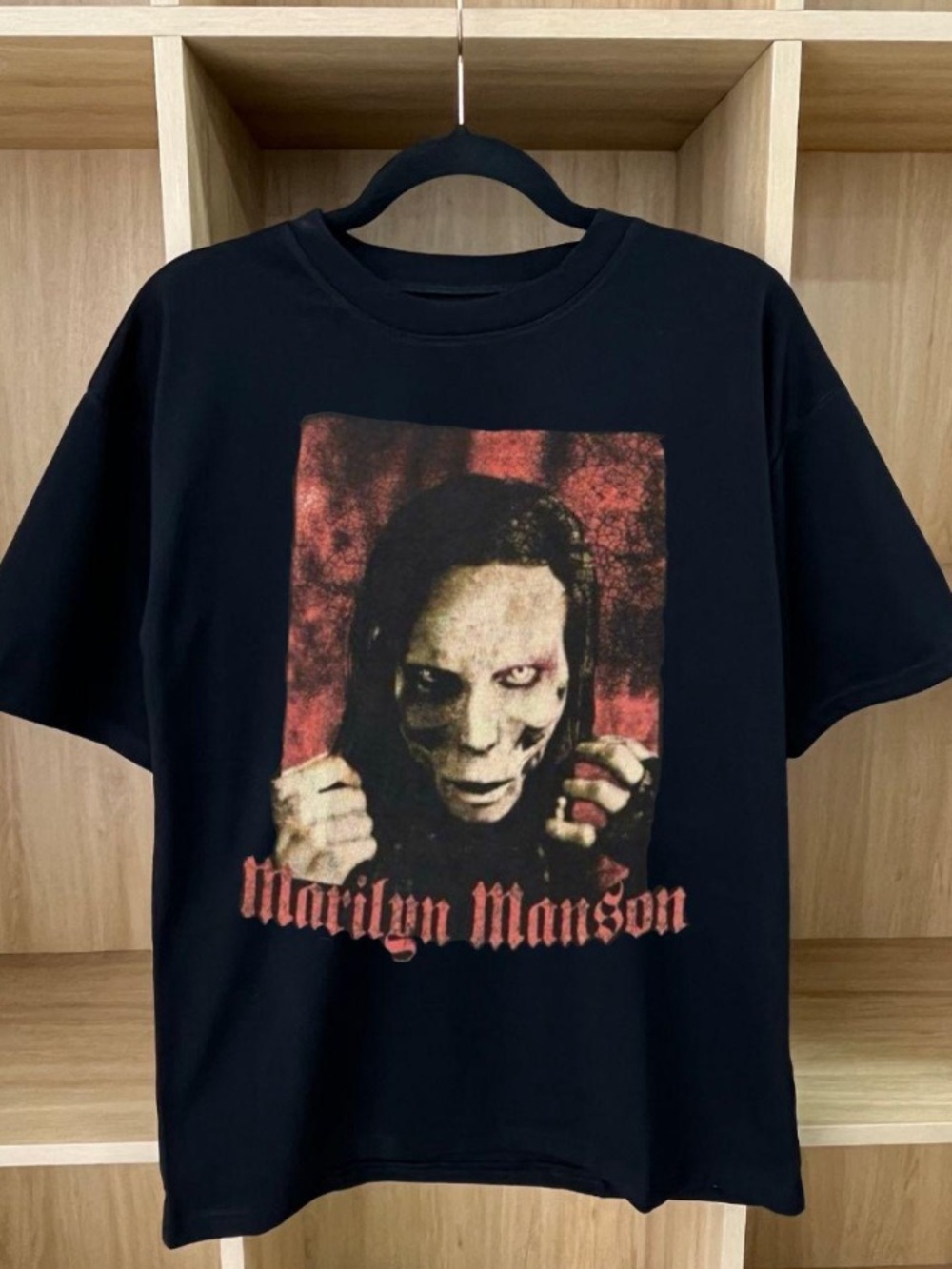 Marilyn Manson red background cracked portrait retro black T-shirt